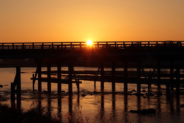 Fototapeta premium Kyoto Arashiyama Togetsukyo Bridge o wschodzie słońca