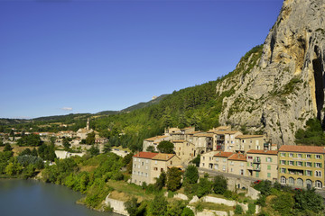 Fototapeta na wymiar Sisteron (04200) en fuite au bord de la Durence, département des Alpes de Haute Provence en région Provence-Alpes-Côte-d'Azur, France