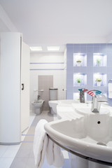 Obraz na płótnie Canvas White contemporary bathroom interior