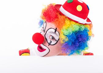 clown grinst über werbeschild