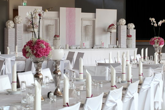 Gedeckter Feststagstisch