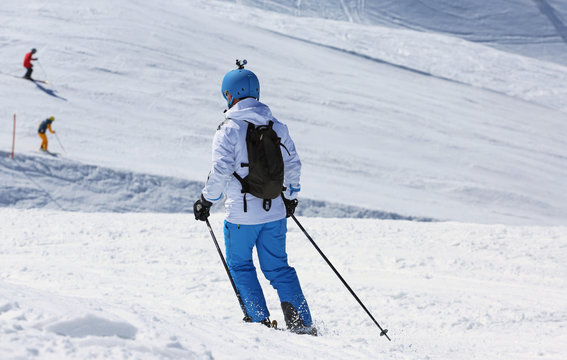 Skifahrerin mit Helmkamera