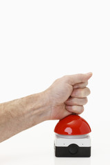 Roter Buzzer mit Hand