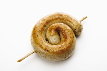Gegrillte Bratwurstschnecke mit Holzspiess