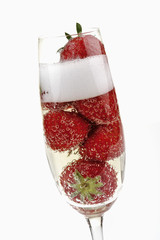 Glas Sekt mit Erdbeeren, Sektschaum