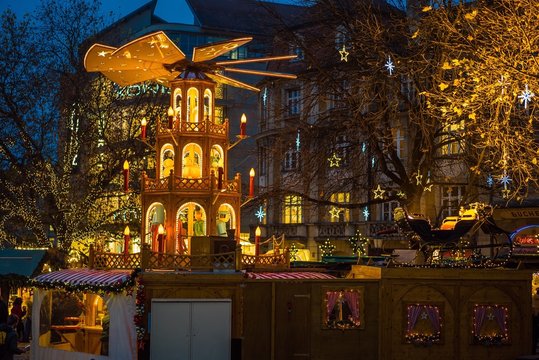 Weihnachtspyramide am Weihnachtsmarkt in M&uuml;nchen