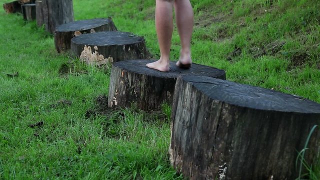 jump barefoot, saltare a piedi nudi