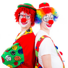 Fototapeta na wymiar clowns stehen rücken an rücken