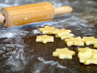 Plätzchen backen Teig und Sterne_3