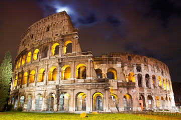 Fototapeta na wymiar View of the Colosseum at night