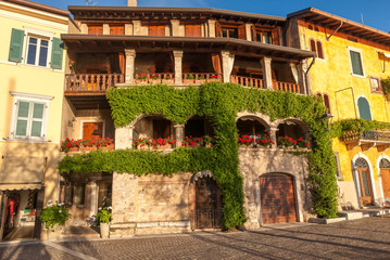 Fototapeta na wymiar italian facade in old city . Italy