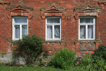 Fototapeta na wymiar Fensterfront von altem Ziegelhaus