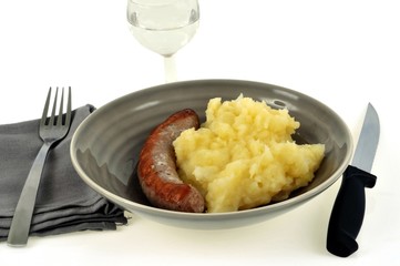 Assiette avec saucisse traditionnelle et purée maison
