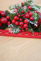 Fototapeta na wymiar decorazioni natalizie su sfondo di legno