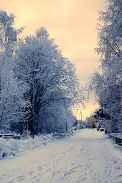 verschneite Dorfstraße