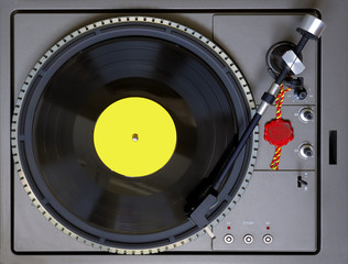Top view of a turntable with level bubble and a 33 RPM vinyl