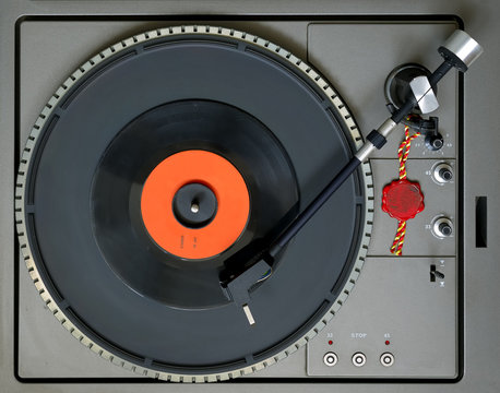 Top view of a turntable with level bubble and a 45 RPM vinyl