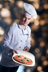 Pizzabäcker mit Pizza auf Schieber Porträt