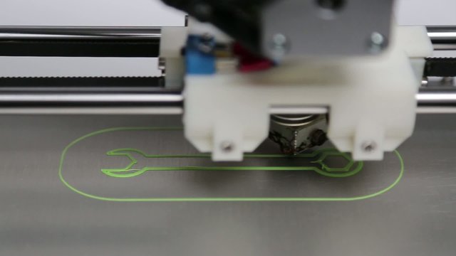 3D Drucker druckt einen Schraubenschlüssel im Zeitraffer