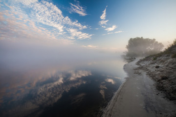 Fototapeta premium Piękny poranek z wschodzącego słońca nad jeziorem