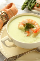Delicious cream soup with asparagus and shrimp