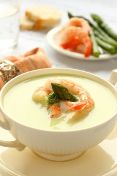 Delicious cream soup with asparagus and shrimp
