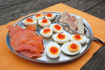 Teller mit halben Eiern ,Kaviar und Fisch