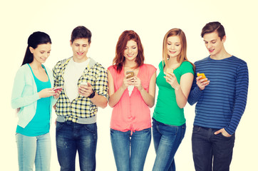 Obraz premium smiling students with smartphones