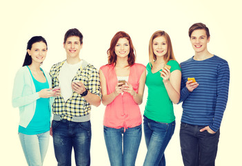 Obraz premium smiling students with smartphones