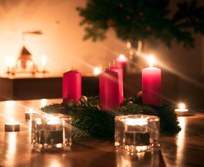 Adventskranz mit einer brennenden Kerze