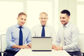 Obraz premium business team working with laptop in office