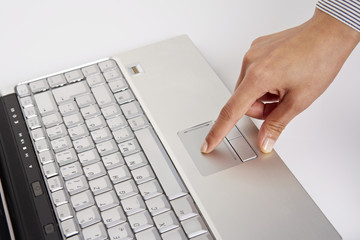 am Laptop, Finger auf Touchpad