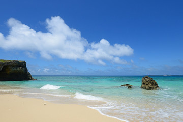 Fototapeta na wymiar 美しいビーチと爽やかな空