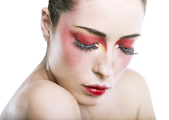 Volto con occhi chiusi e trucco sfumato