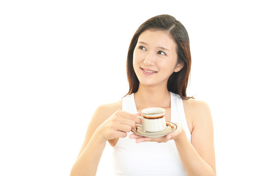 コーヒーを飲む笑顔の女性