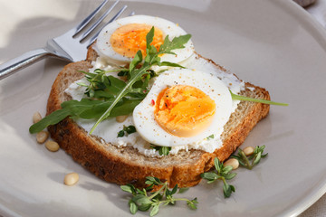 sandwich with eggs