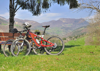 Fototapeta na wymiar vélos posés près d'un banc en montagne