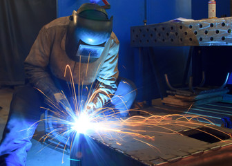 Schweißer in der Fabrik