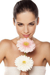 Portrait of young beautiful young woman with gerbera