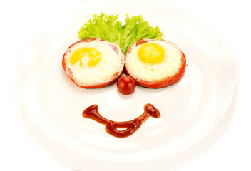 Fried eggs with tomato and lettuce