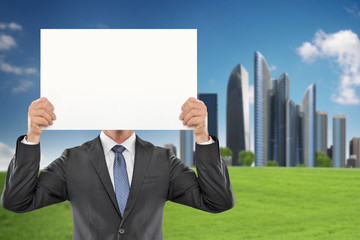 Mann hält Schild vor HG /  Skyline