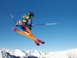 Junger Skifahrer springt - obrazy, fototapety, plakaty