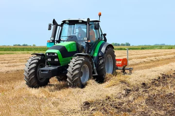 Photo sur Plexiglas Tracteur Tracteur sur les terres agricoles