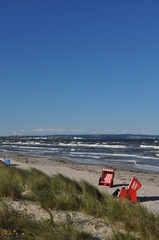 zwei rot-weiß gesreifte Strandkörbe an der Ostsee, Prora, Rügen