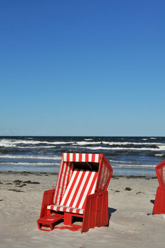 rot-wei&szlig; gestreifter Strandkorb in Prora