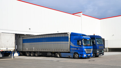 LKW´s zur Beladung am Depot einer Spedition