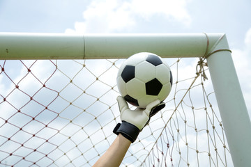 Goalkeeper used hands for catches the ball