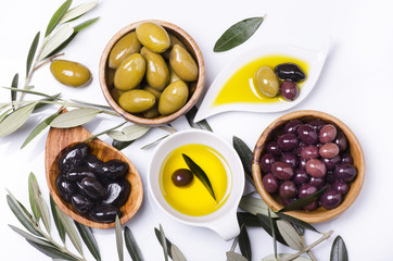 olio di oliva e olive assortite