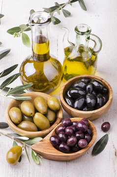 olio di oliva con olive assortite