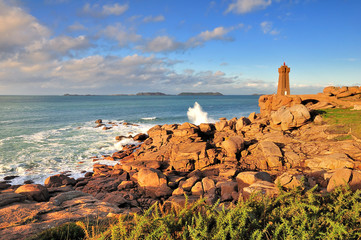 La côte de granit rose sur le sentier du phare de Ploumanach